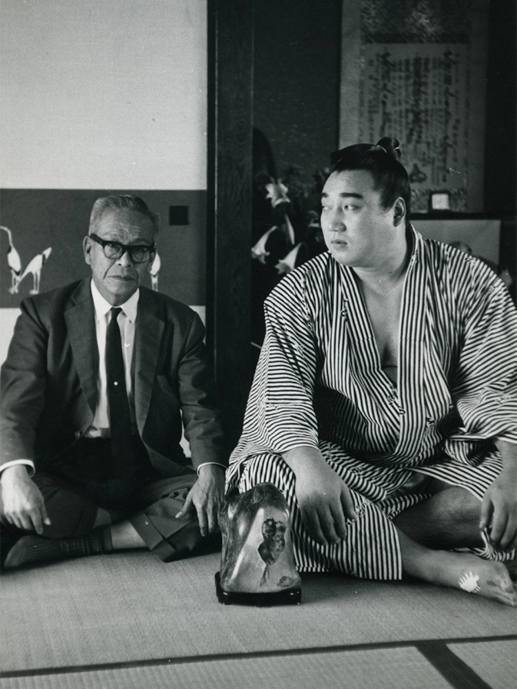 大山不二太郎元社長と横綱柏戸(1965年)
